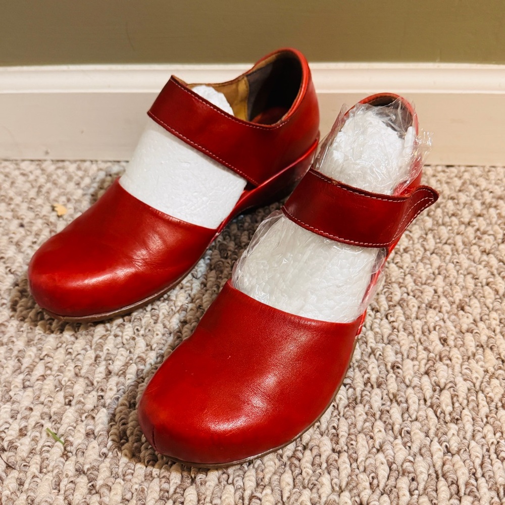 Bright Red L’Artiste Leather Sassy Comfortable Mary Jane Style Shoes! - Picture 10 of 16